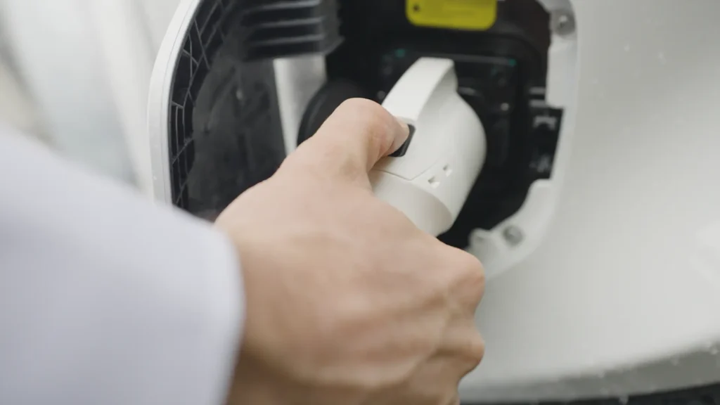 Close-up van het opladen van de Eli Zero elektrische stadsauto, eenvoudig en duurzaam in gebruik